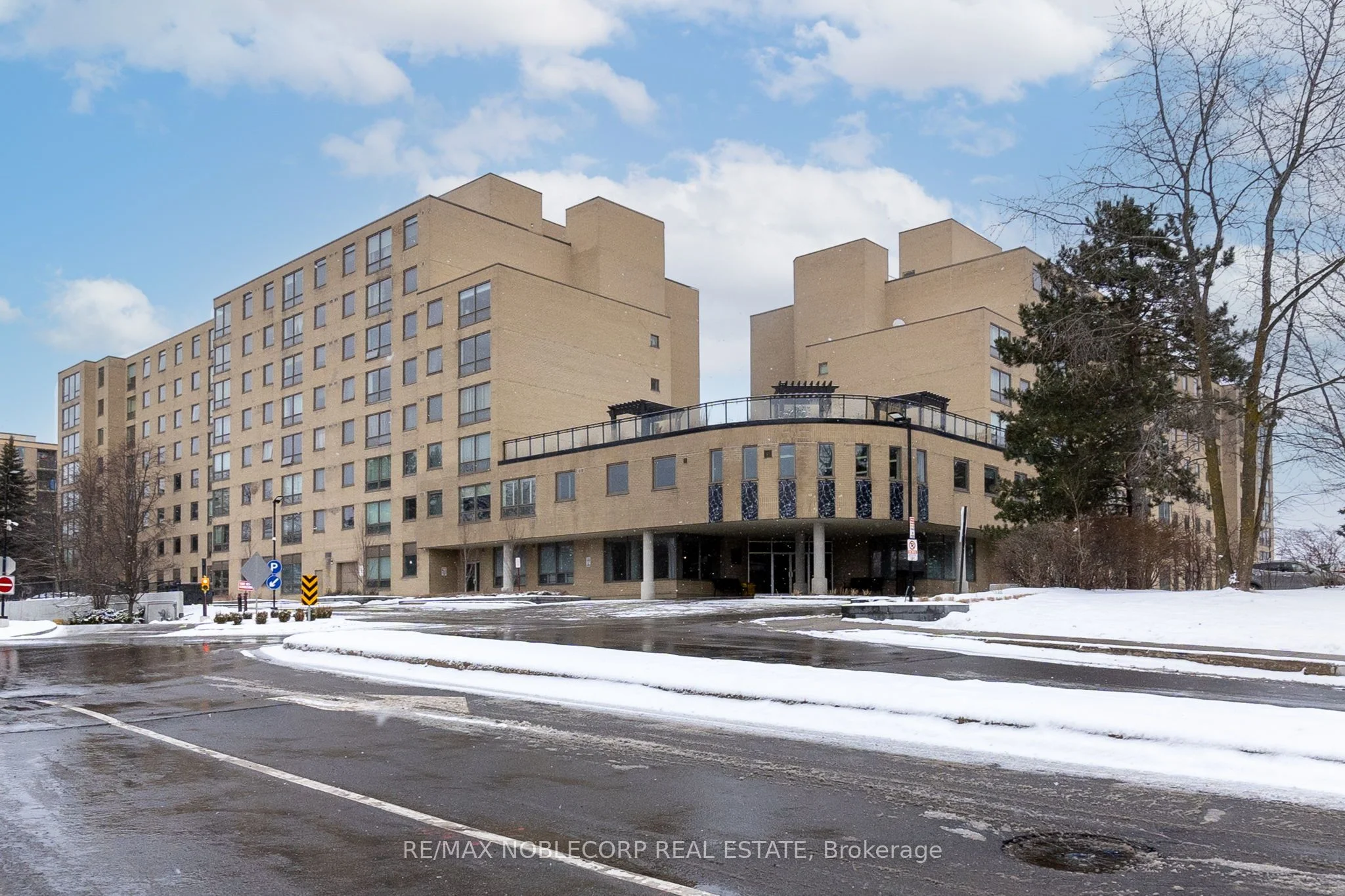Condo Apartment in Richmond Hill