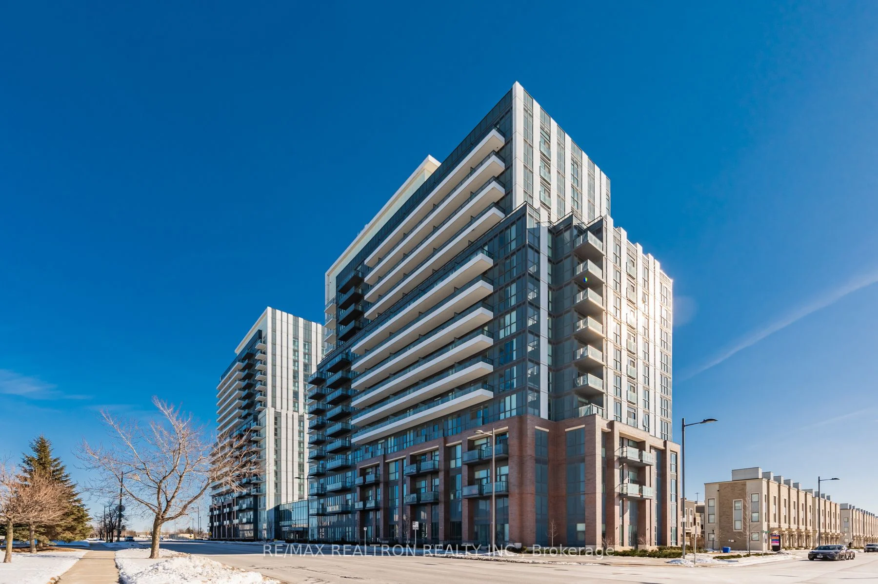 10 Honeycrisp Crescent 1708, Vaughan, On L4k 0m7