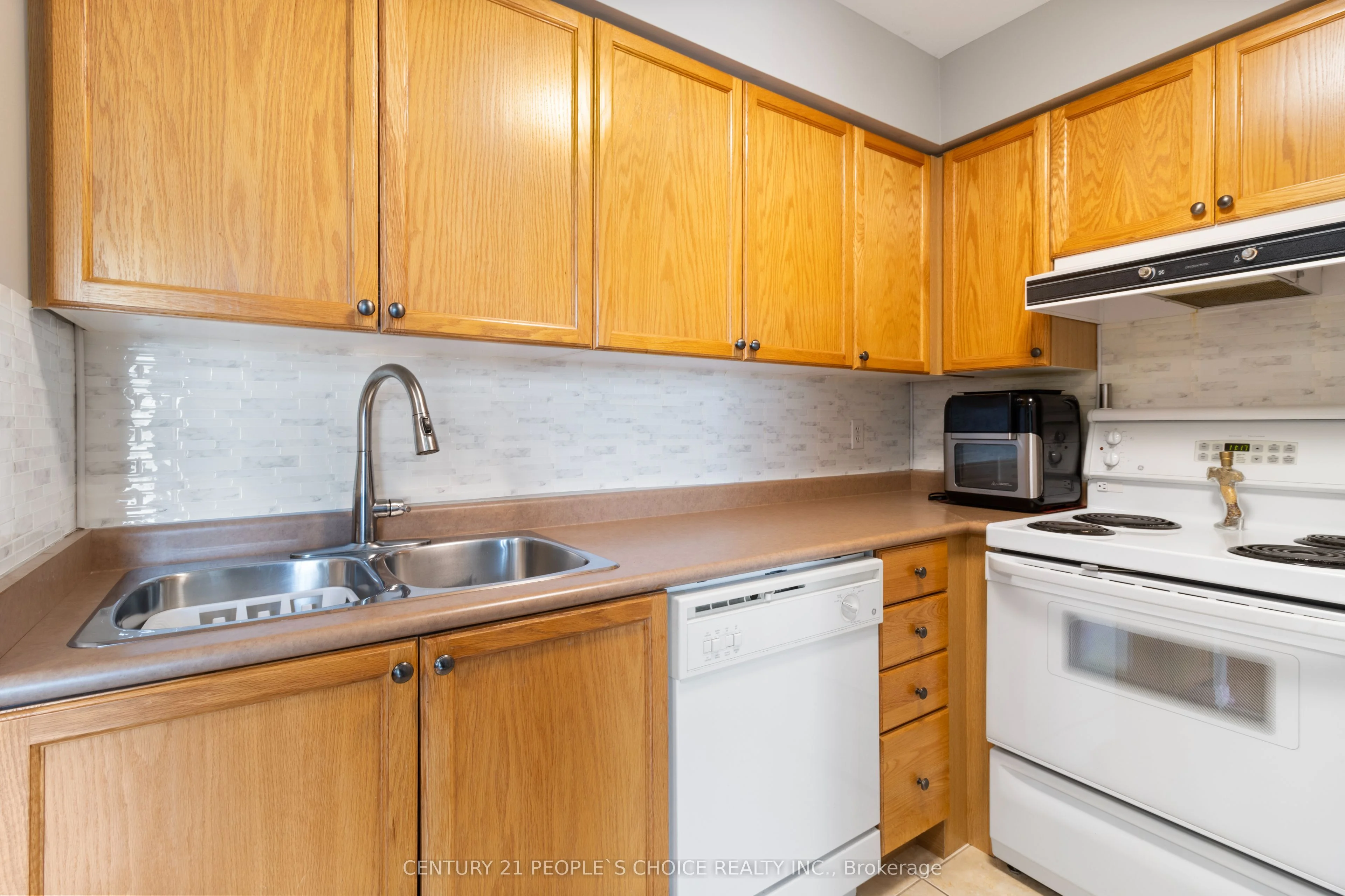 51 Baffin Court 110, Richmond Hill, ON L4B 4P6