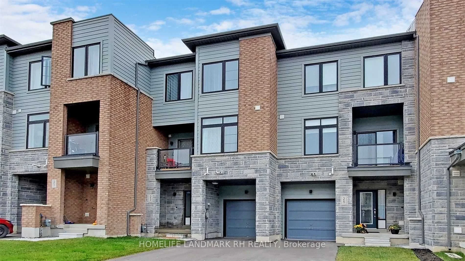 Att/Row/Townhouse in Newmarket