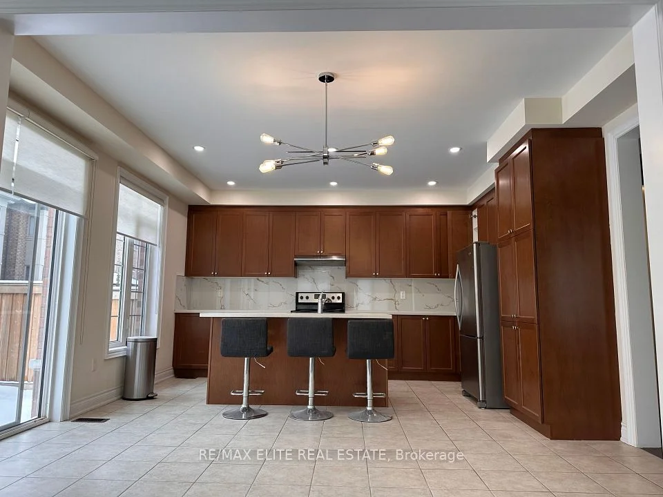 114 Walter English Drive, East Gwillimbury, ON L9N 0R8