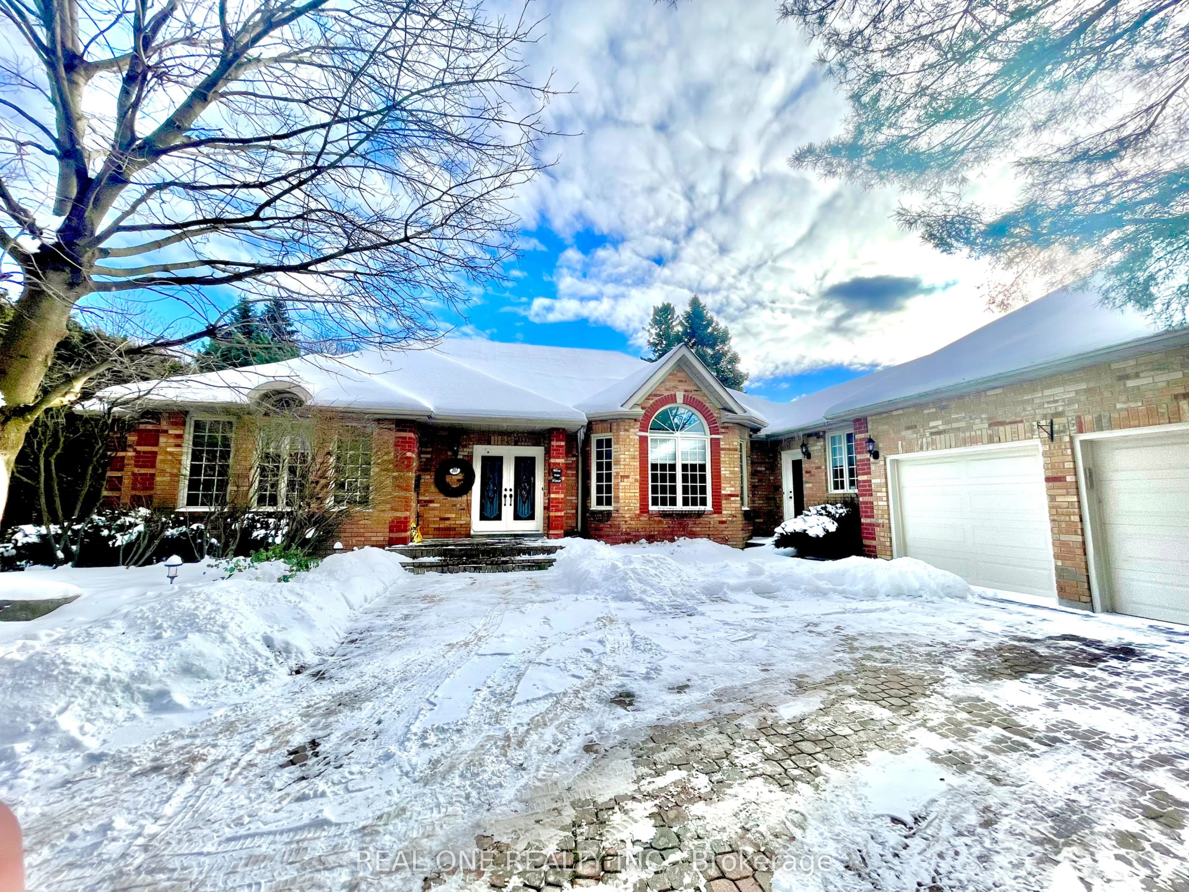 207 Kennedy Street W, Aurora, On L4g 2l9
