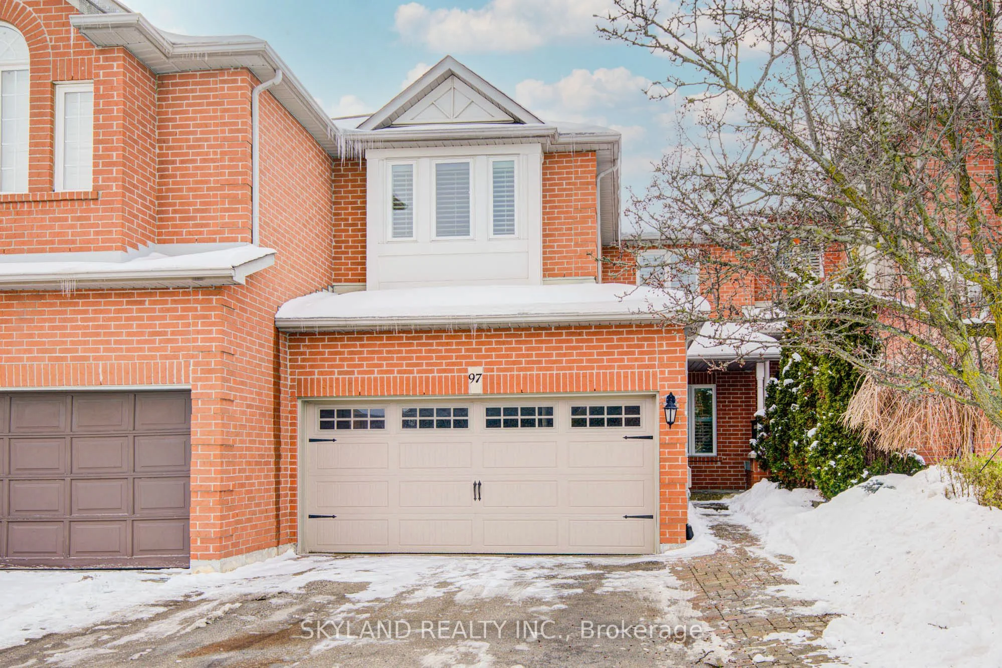 Att/Row/Townhouse in Richmond Hill
