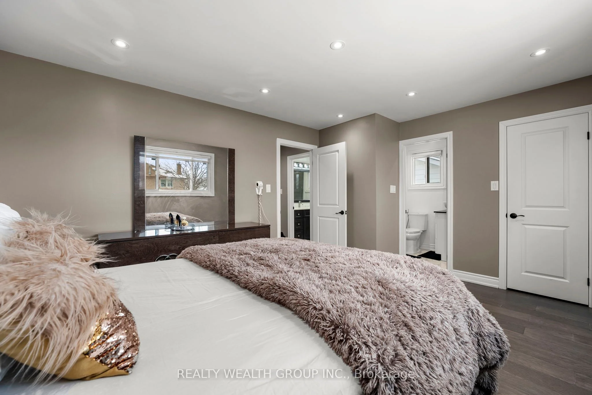 166 Biscayne Boulevard, Georgina, ON L4P 3M1