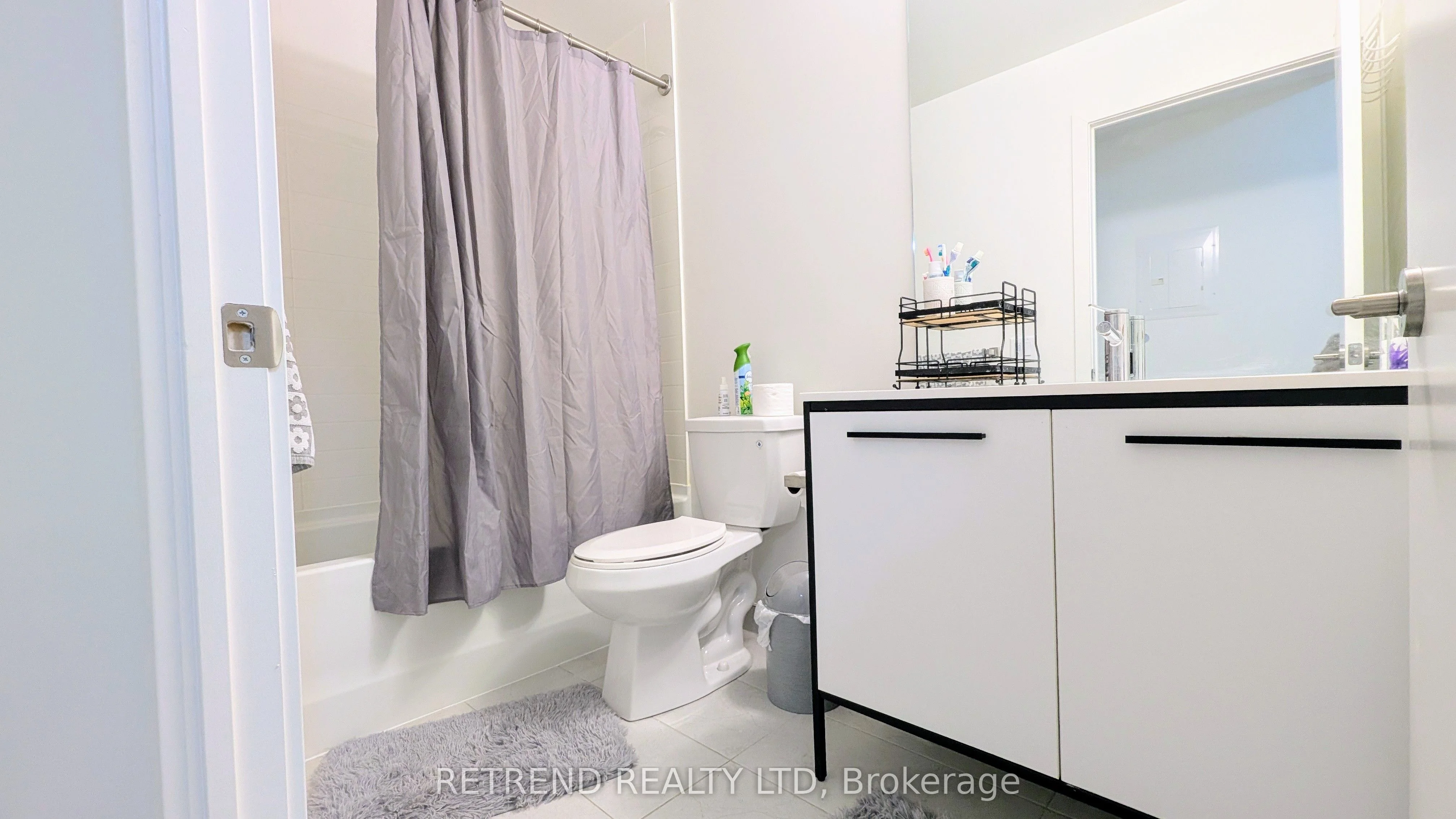 185 Deerfield Road 302, Newmarket, ON L3Y 0G7