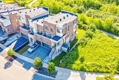 Att/Row/Townhouse in Richmond Hill