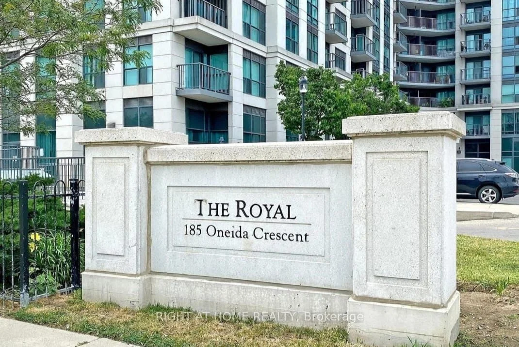 185 Oneida Crescent 320, Richmond Hill, On L4b 0b1