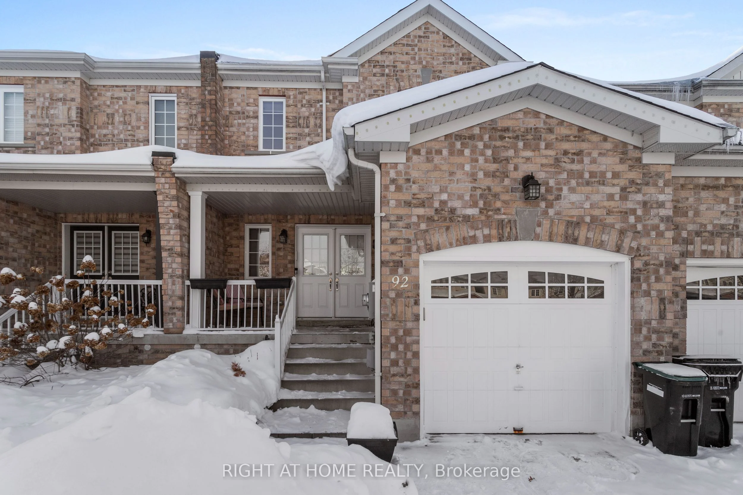 Att/Row/Townhouse in Essa
