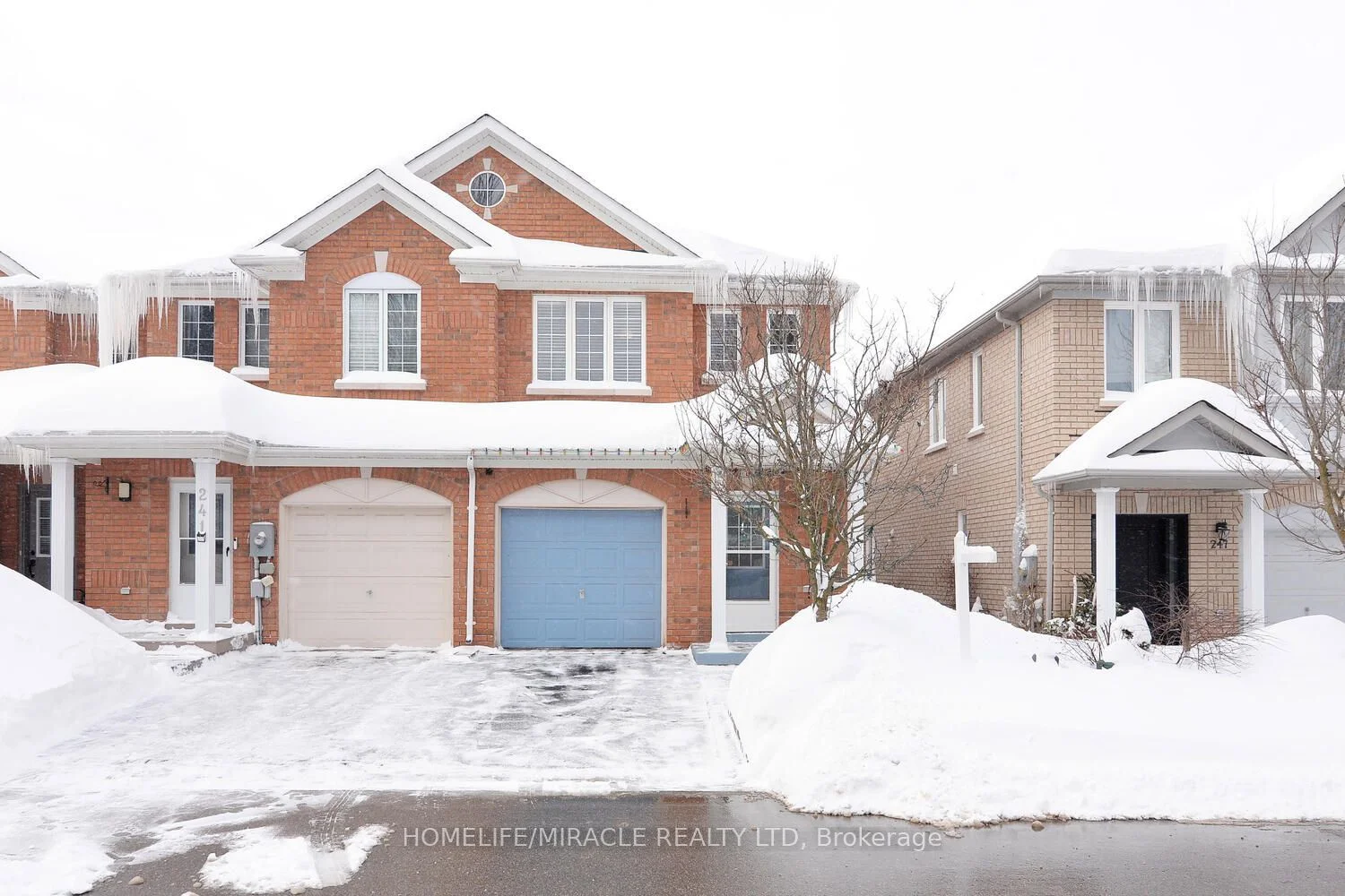 Att/Row/Townhouse in Newmarket