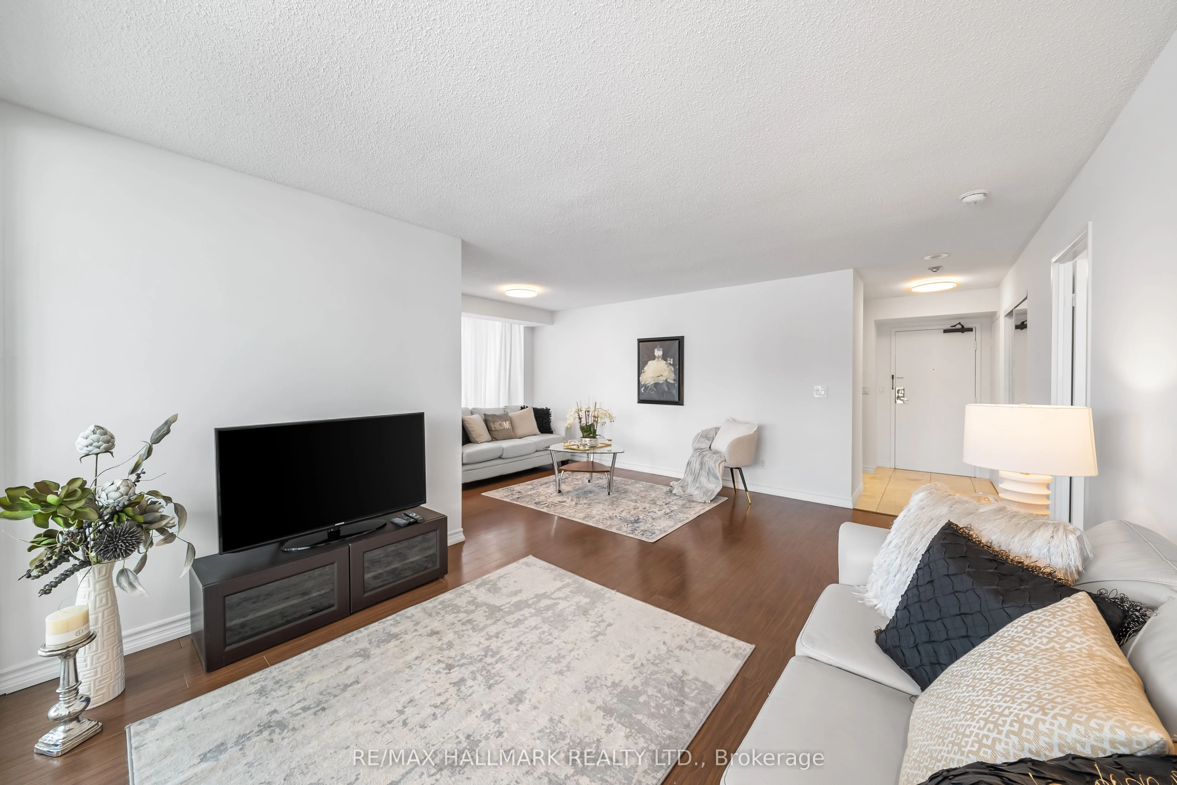 33 Weldrick Road E 903, Richmond Hill, ON L4C 8W4