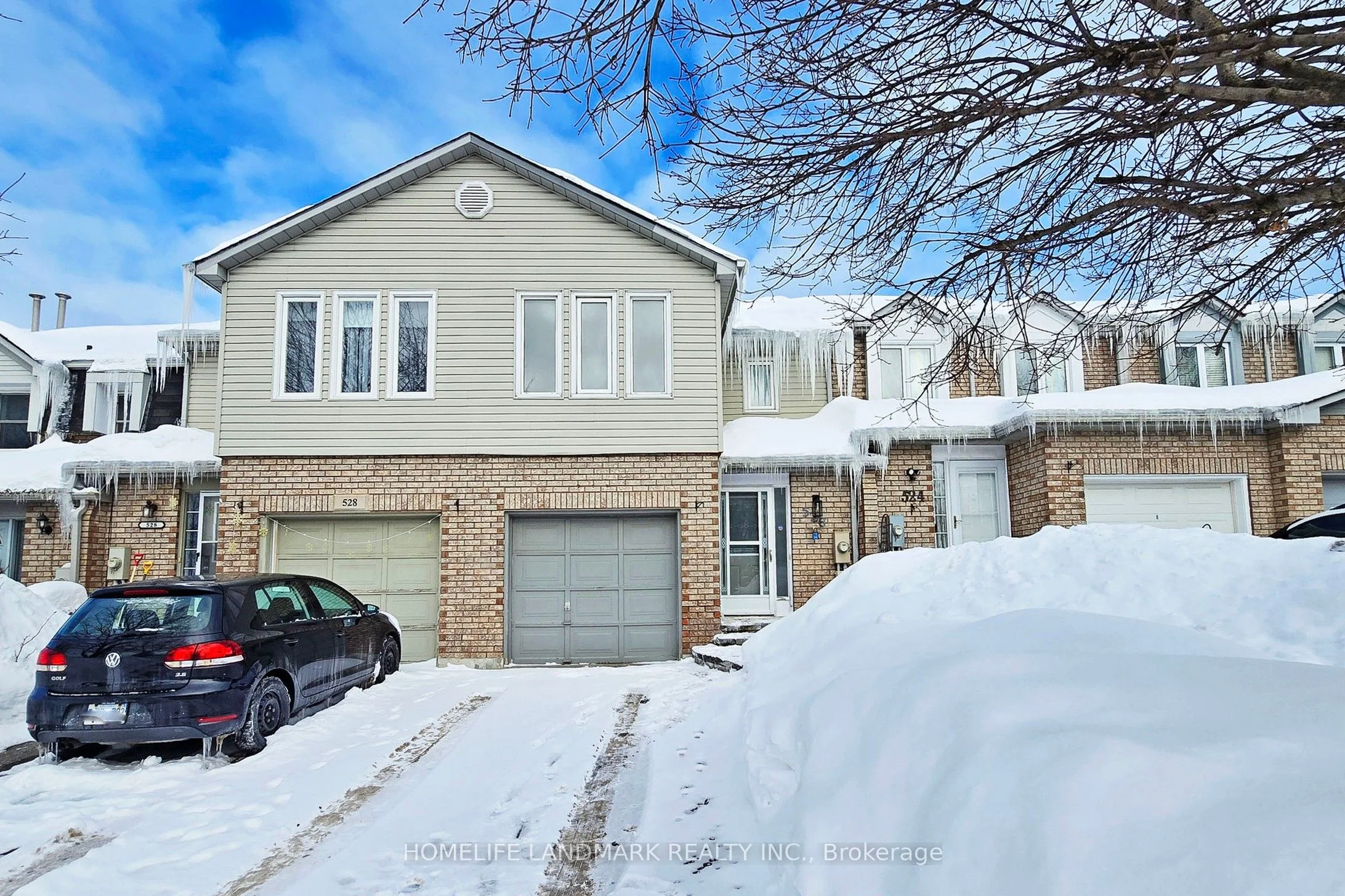 Att/Row/Townhouse in Newmarket