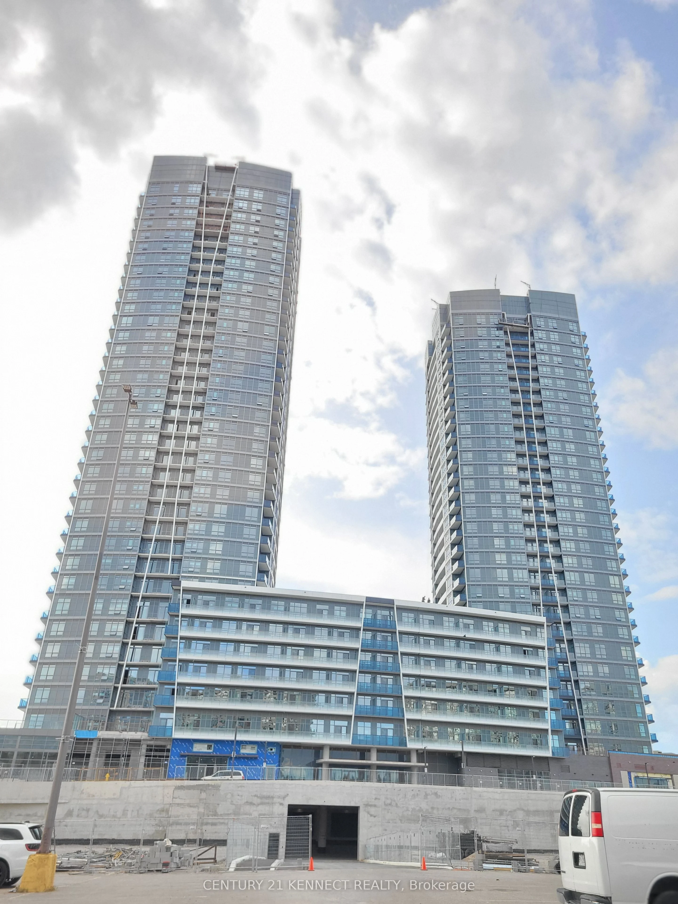Common Element Condo in Vaughan