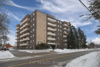 Condo Apartment in Richmond Hill