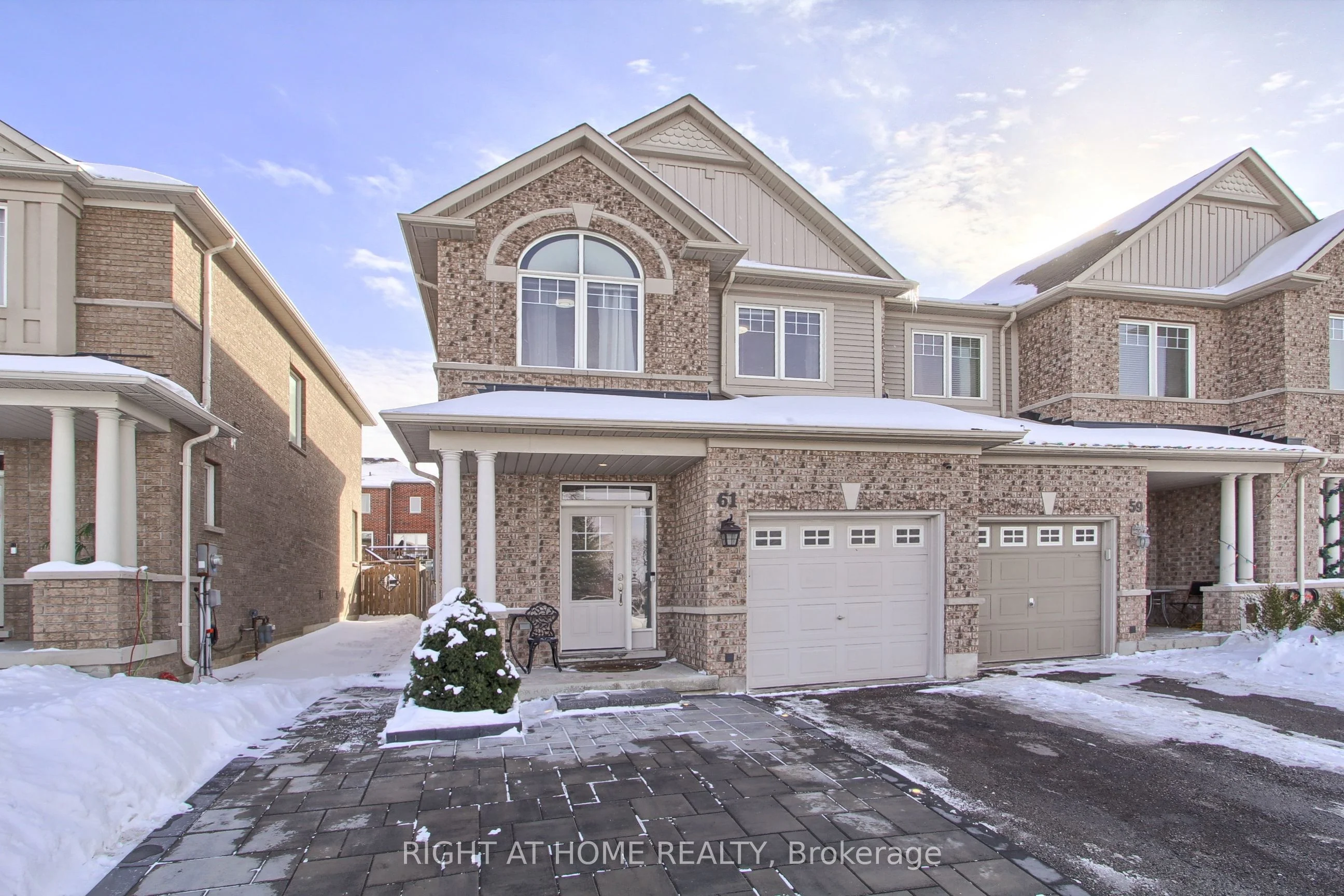 Att/Row/Townhouse in Newmarket