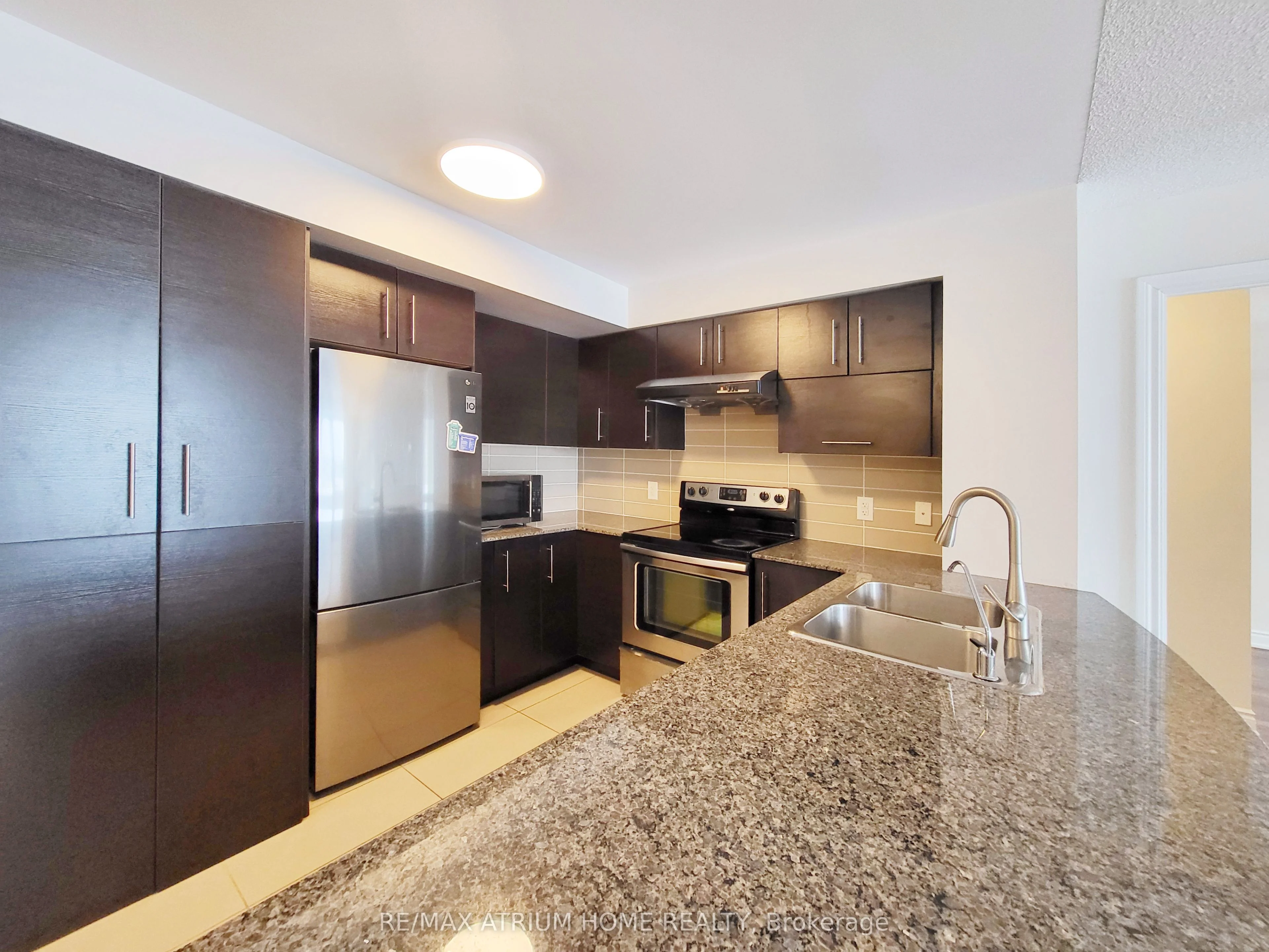 273 South Park Road 909, Markham, On L3t 0b5
