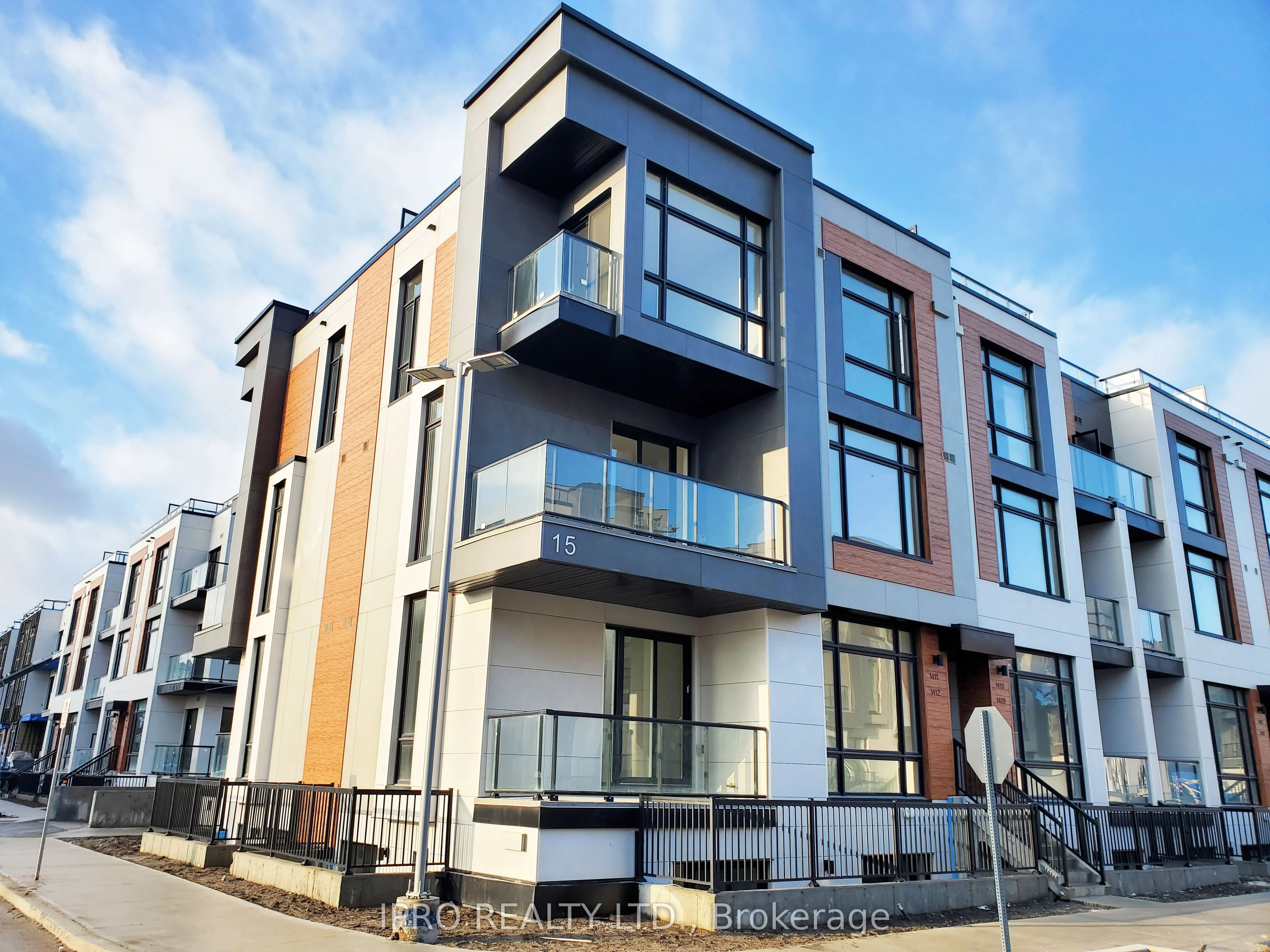 15 David Eyer Road 1411, Richmond Hill, On L4s 0n2