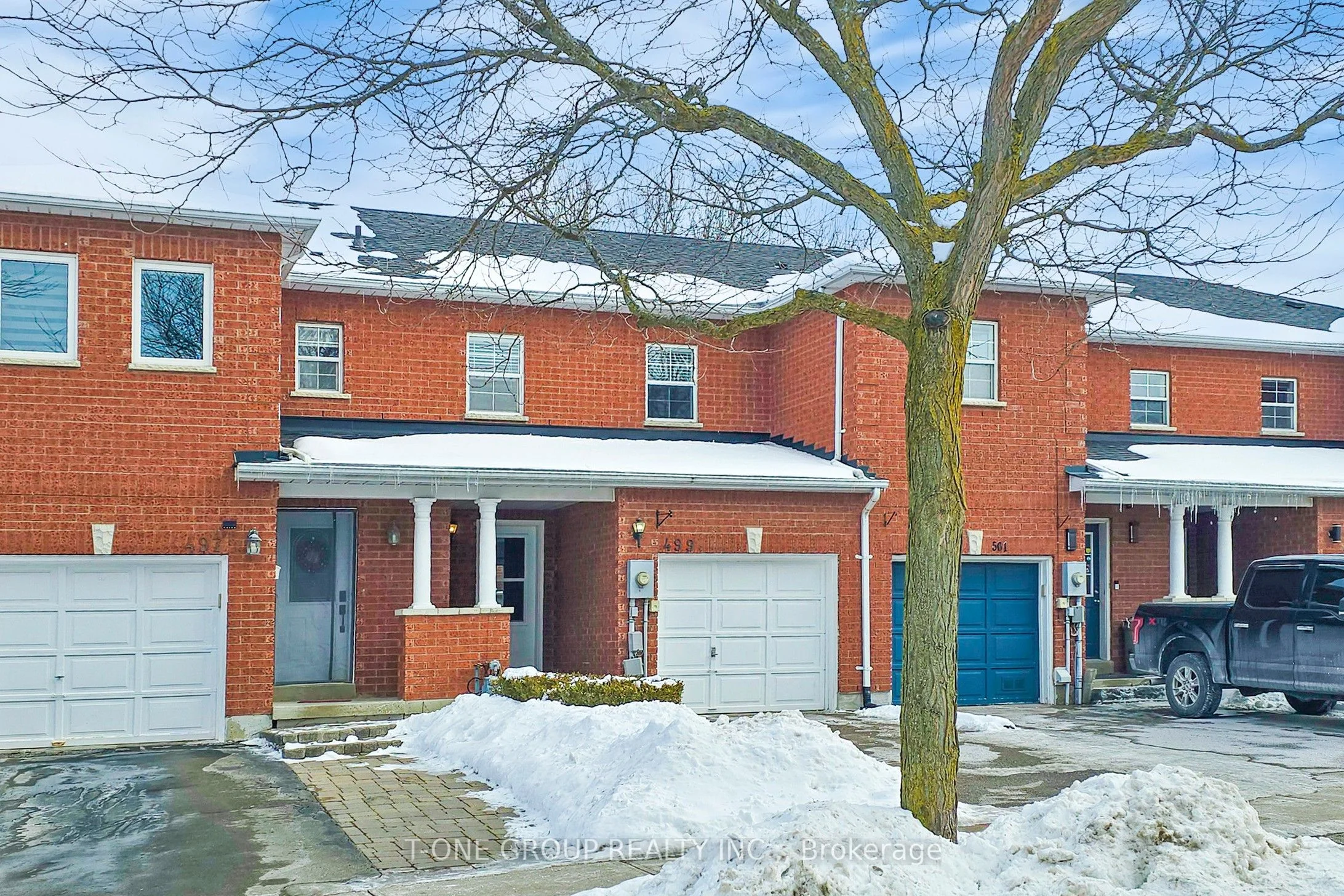 Att/Row/Townhouse in Newmarket