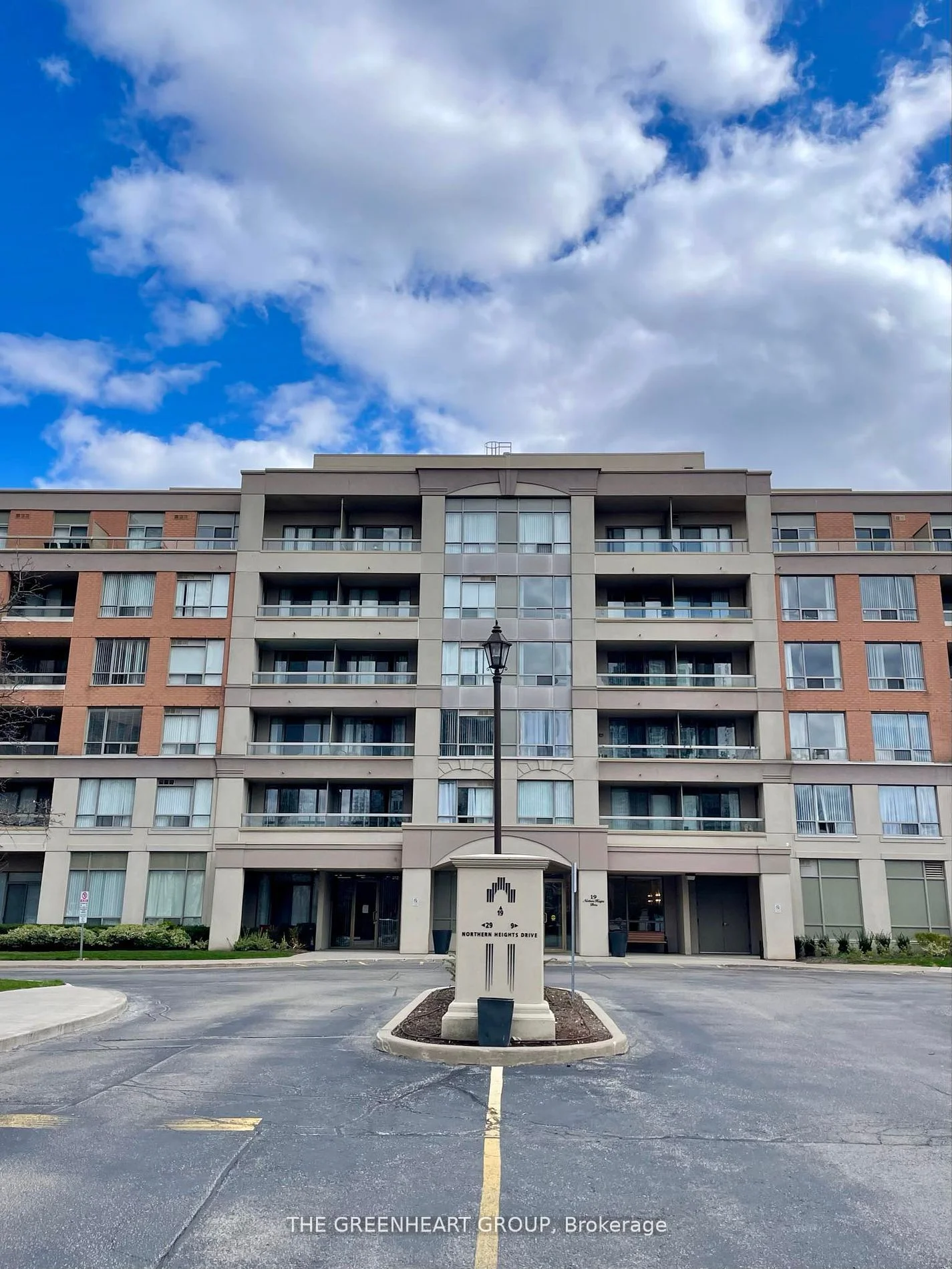 19 Northern Heights Drive 102, Richmond Hill, On L4b 4m4