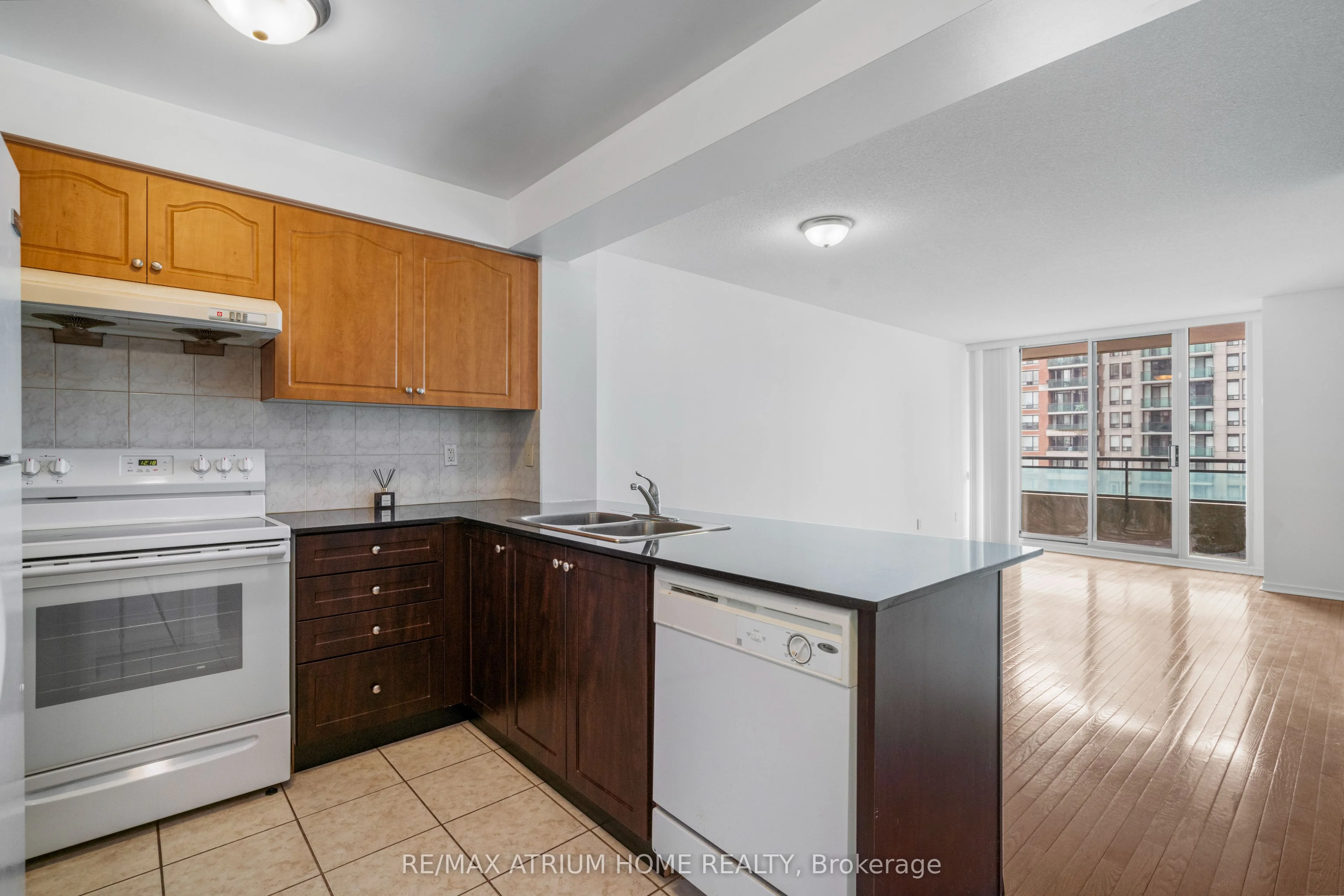 350 Red Maple Road #613, Richmond Hill, ON L4C 0T5