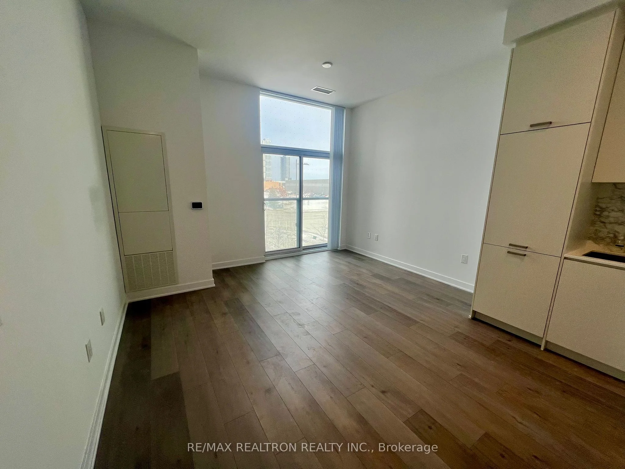 60 Honeycrisp Crescent 208, Vaughan, ON L4K 0N5