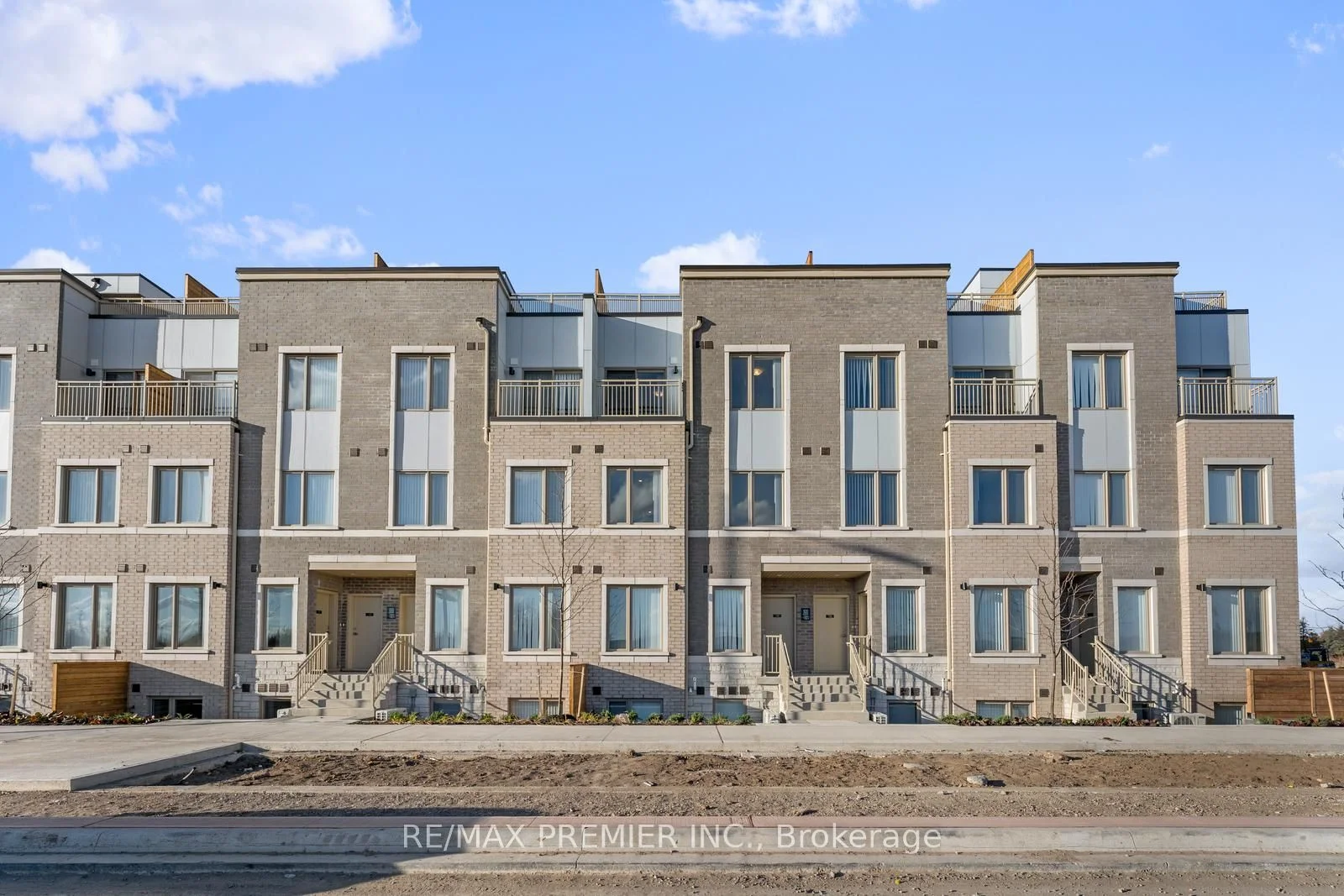100 Honeycrisp Crescent 338, Vaughan, On L4k 0n7