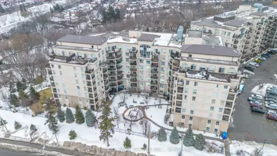 Condo Apartment in Vaughan