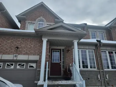 Att/Row/Townhouse in Richmond Hill