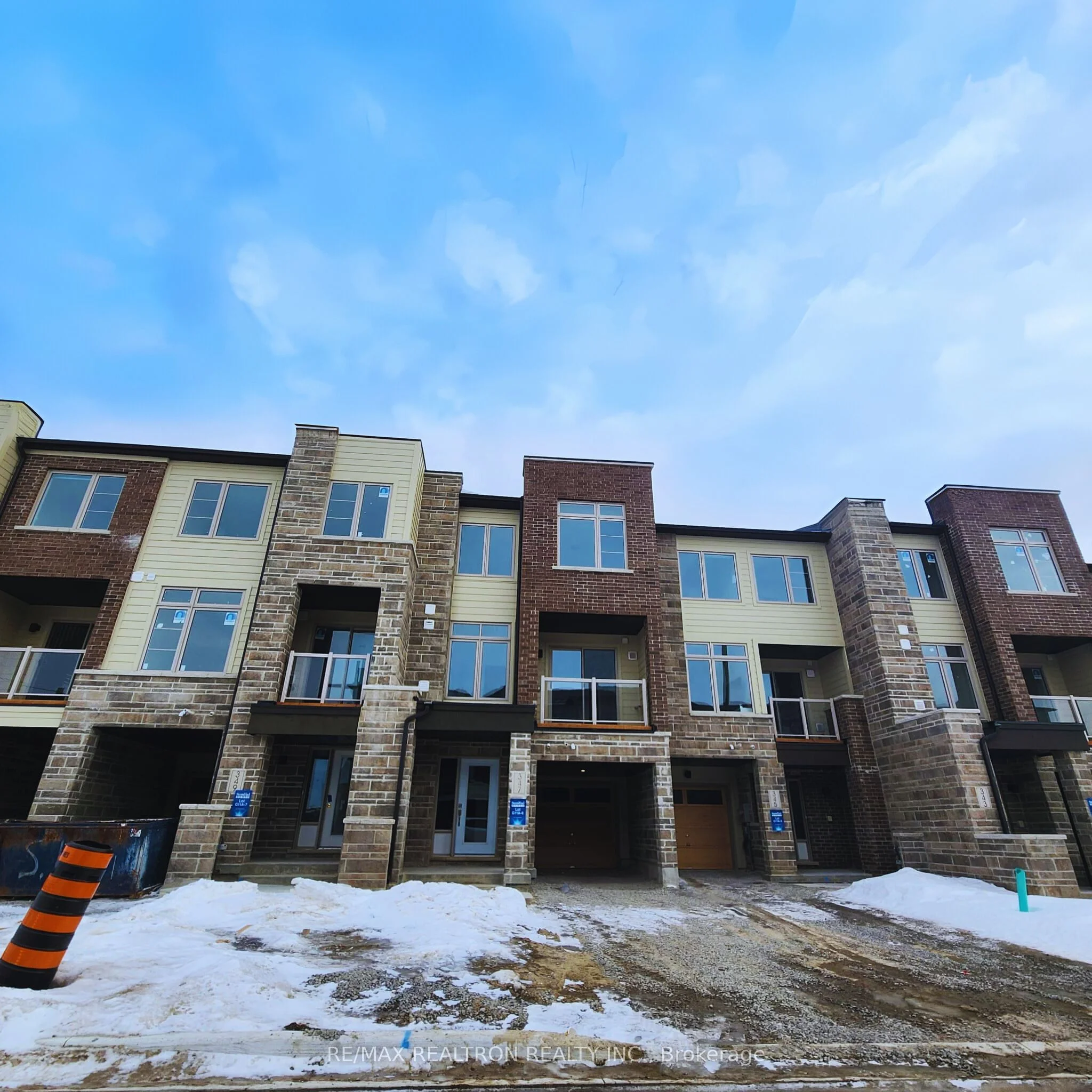 347 Capella Street, Newmarket, On L3x 0l8