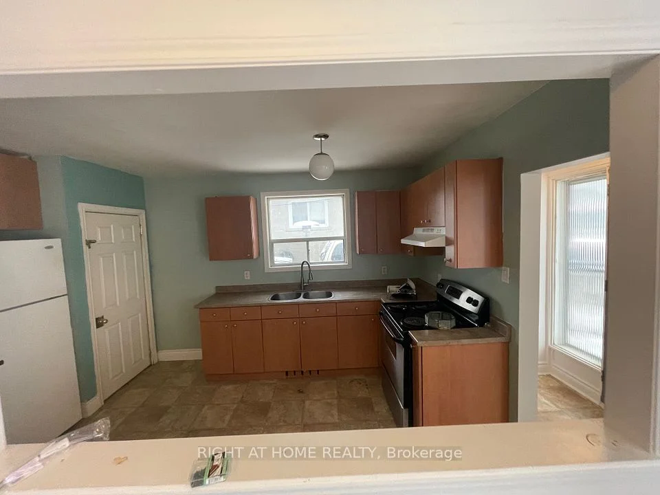 70 Harrison (Main floor) Drive, Newmarket, ON L3Y 4P4