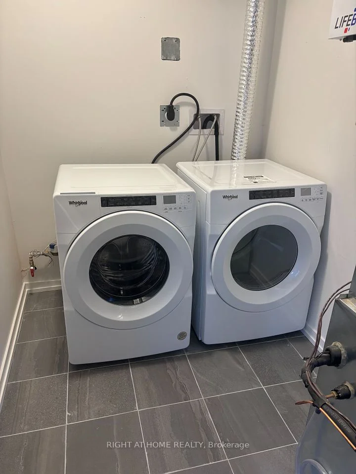 24 Lytham Green Circle 32, Newmarket, ON L3Y 0H5