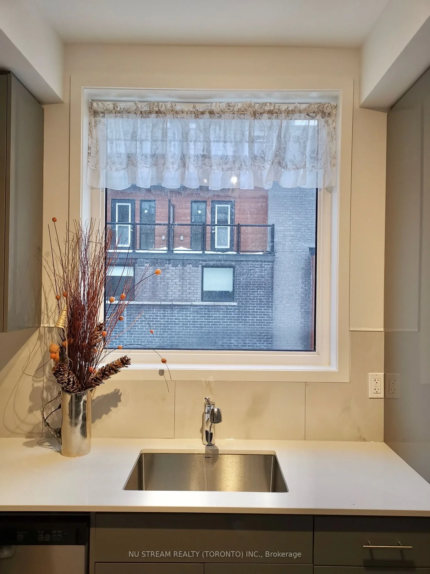 3-24 Lytham Green Circle 248, Newmarket, ON L3Y 0H4