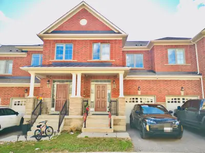 Att/Row/Townhouse in Richmond Hill