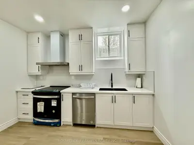 98 Silk Twist Drive Unit 2, East Gwillimbury, On L9n 0w4