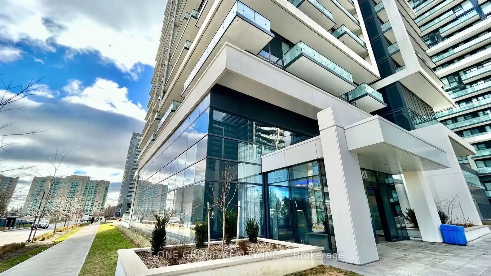 95 Oneida Crescent Ph11, Richmond Hill, On L4b 0h5