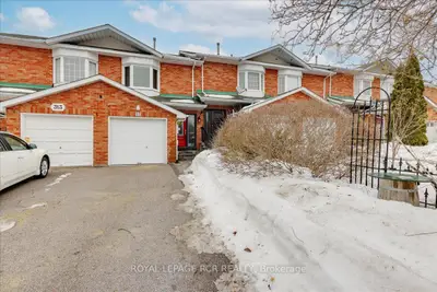 Att/Row/Townhouse in Newmarket