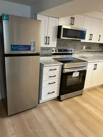221 Penn Avenue, Newmarket, On L3y 2s4
