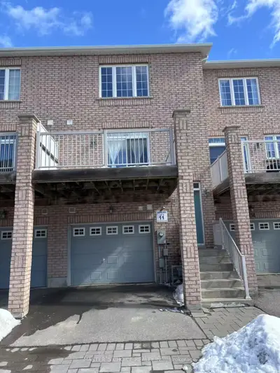 Att/Row/Townhouse in Richmond Hill