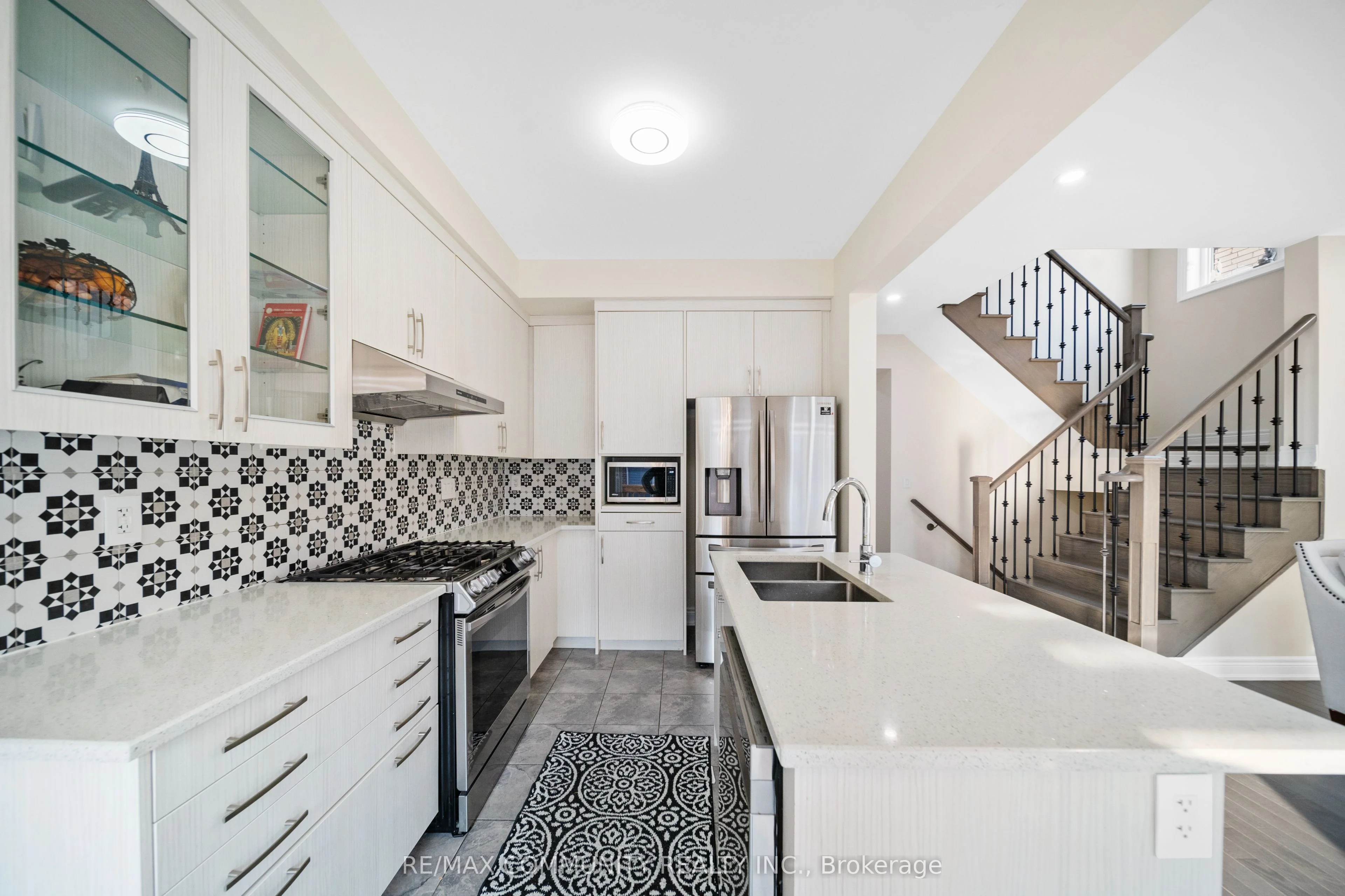 125 Jim Mortson Drive, East Gwillimbury, ON L0G 1R0