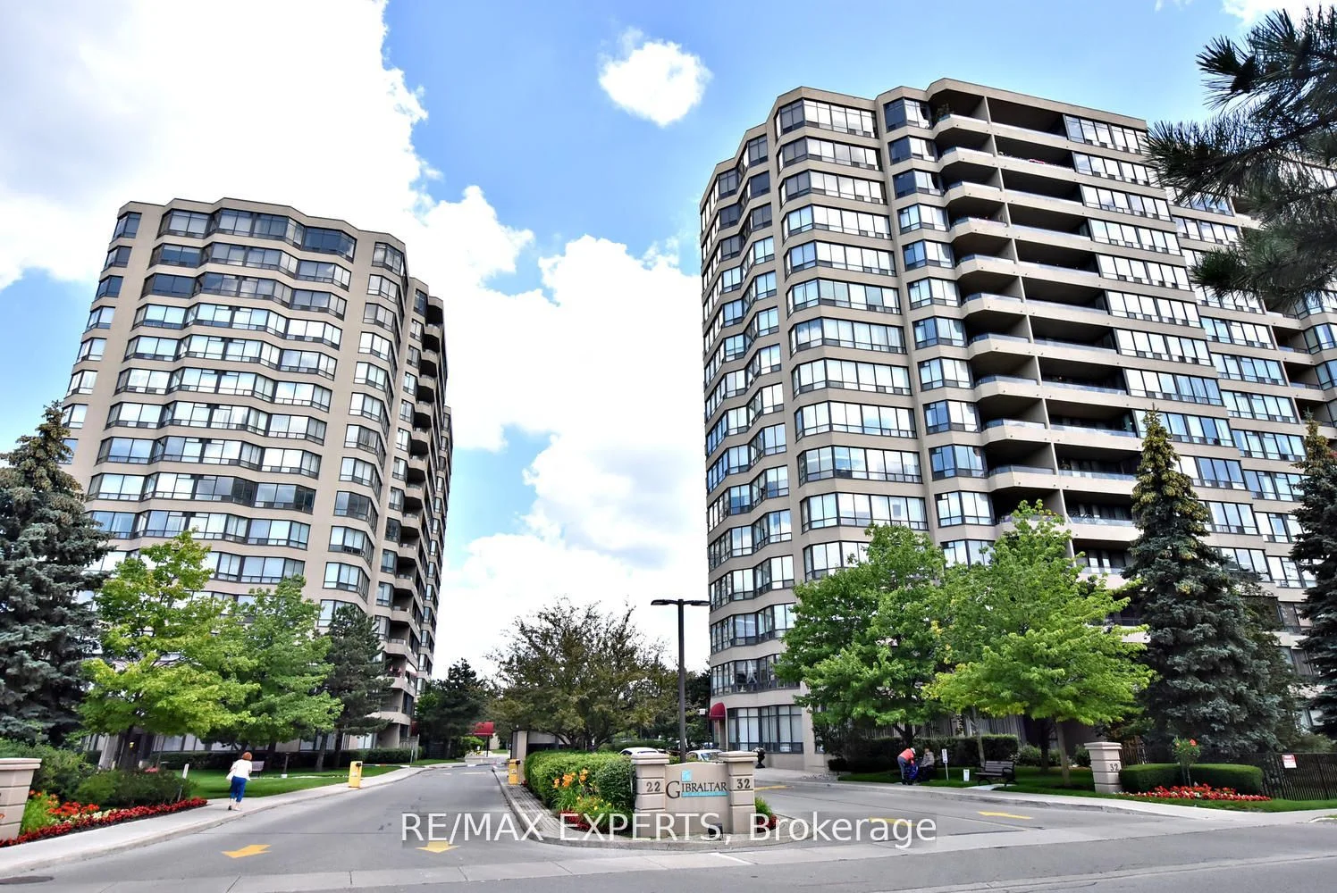 32 Clarissa Drive 327, Richmond Hill, On L4c 0m5