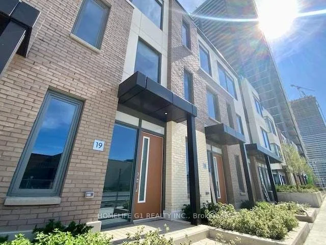 1030 Portage Pkwy TH-19 19, Vaughan, ON L4K 0K3