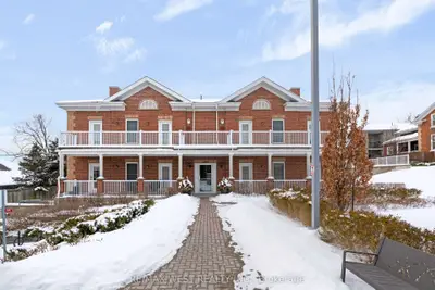 Condo Apartment in Vaughan