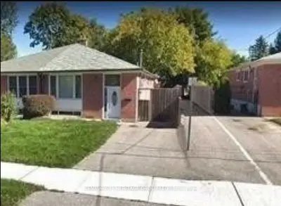 Semi-Detached in Aurora