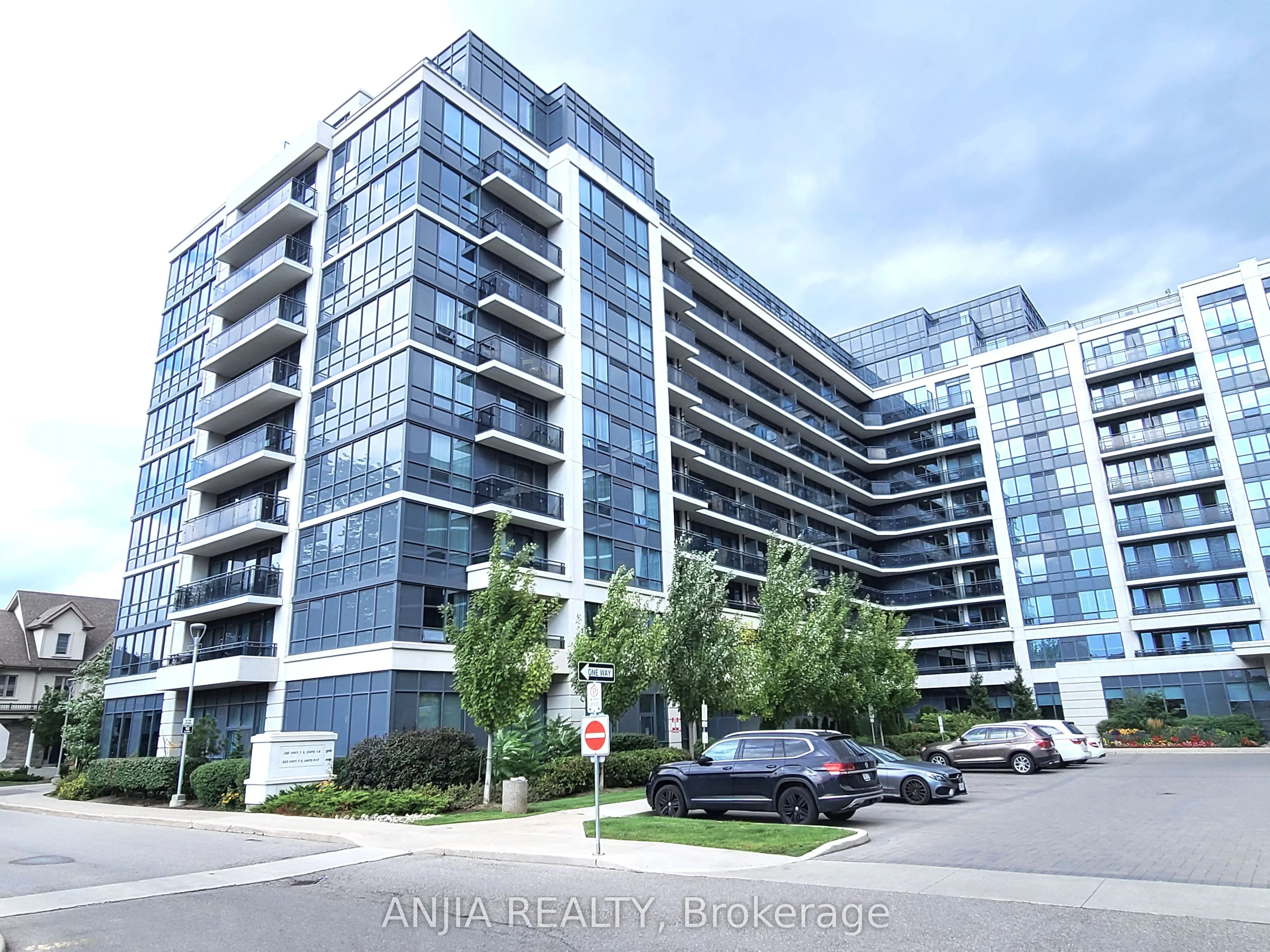 Condo Apartment in Richmond Hill