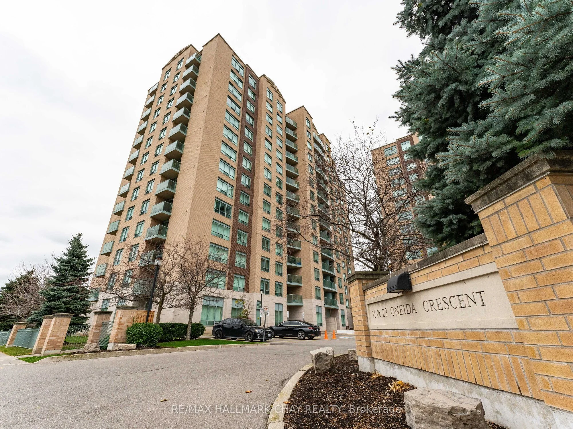Condo Apartment in Richmond Hill
