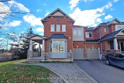 Att/Row/Townhouse in Richmond Hill
