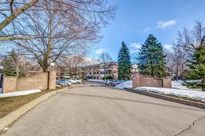 Condo Apartment in Georgina