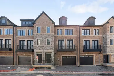Att/Row/Townhouse in Newmarket