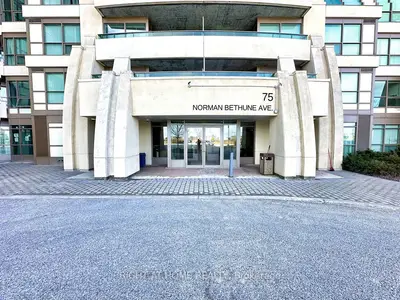 Condo Apartment in Richmond Hill
