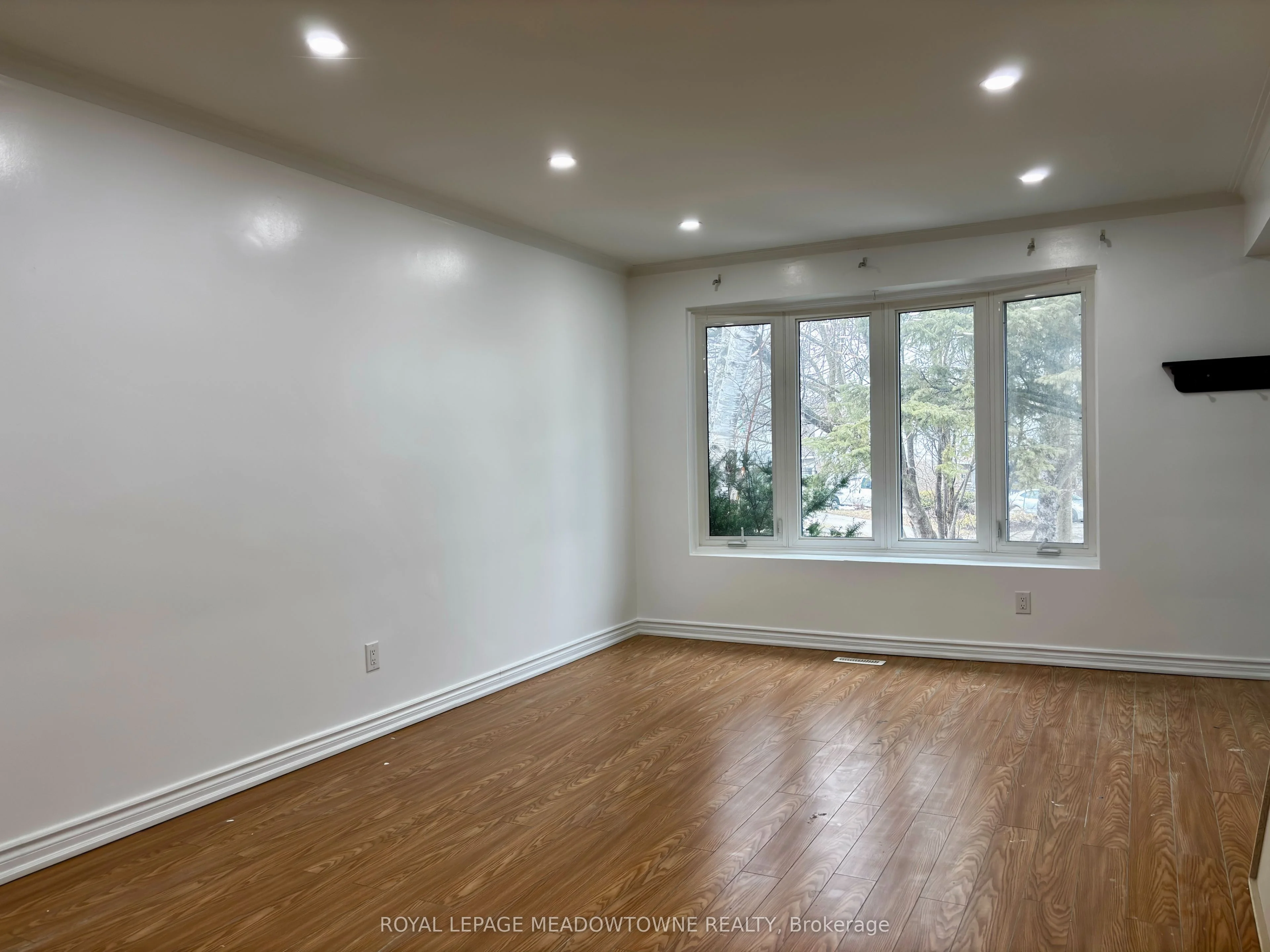 736 Sunnypoint Drive Upper, Newmarket, ON L3Y 2Z8