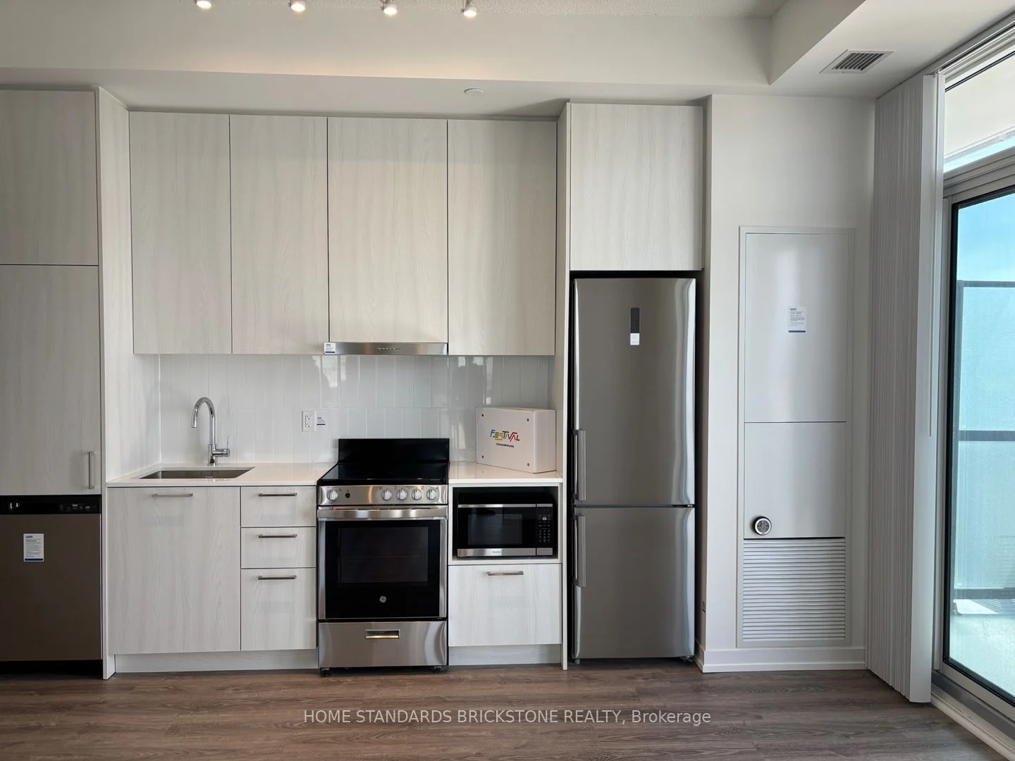 195 Commerce Street 3211, Vaughan, ON L4K 0P9